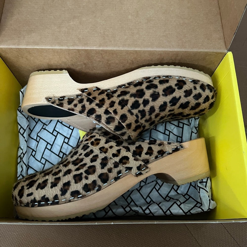 Leopard Swedish hasbeens husband clog